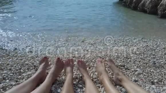 女人在岸上做滑稽的腿手指视频的预览图