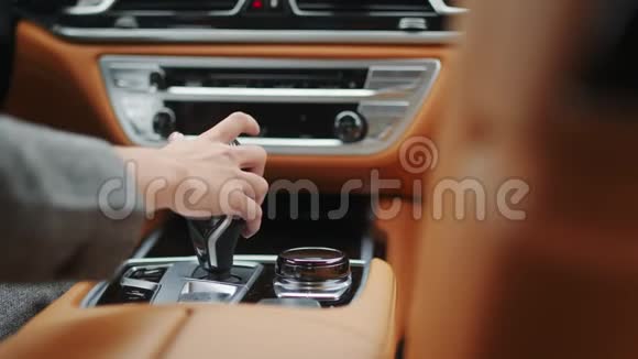 女士手触摸自动换档女司机使用控制旋钮视频的预览图