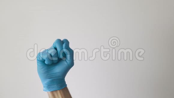 医用蓝手套做V型手势视频的预览图