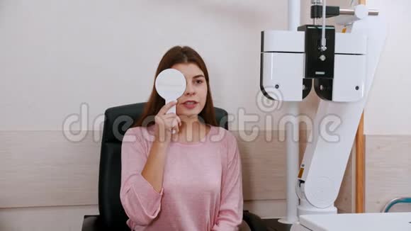 眼科治疗年轻女性检查视力闭上眼睛和读信视频的预览图