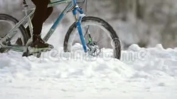 冬天骑自行车慢动作2x视频的预览图