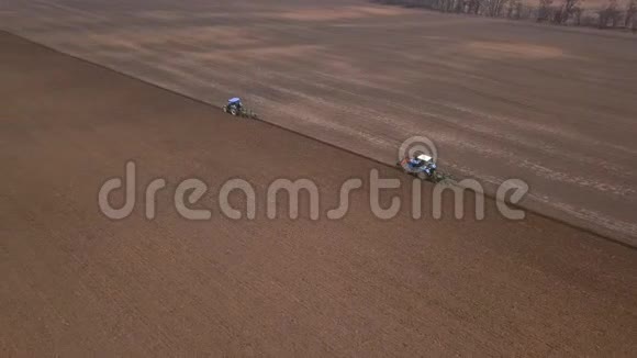 耕种土地播种冬作物的农业工作视频的预览图