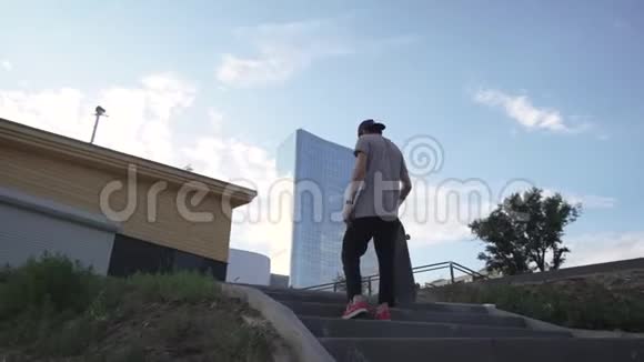 公园内滑板车与滑板站后景视频的预览图