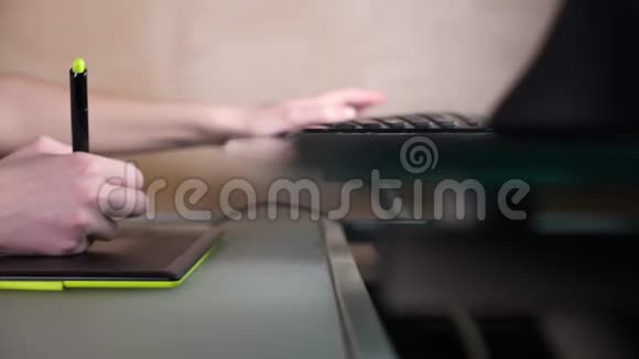 相机移动并显示一个女孩的手在图形平板电脑特写视频的预览图