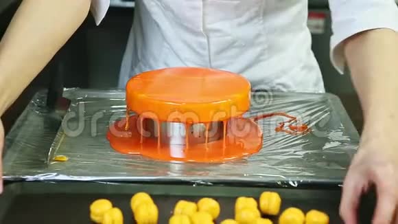 从橙黄色的奶酪蛋糕到许多黄色的小苹果的慢全景视频的预览图