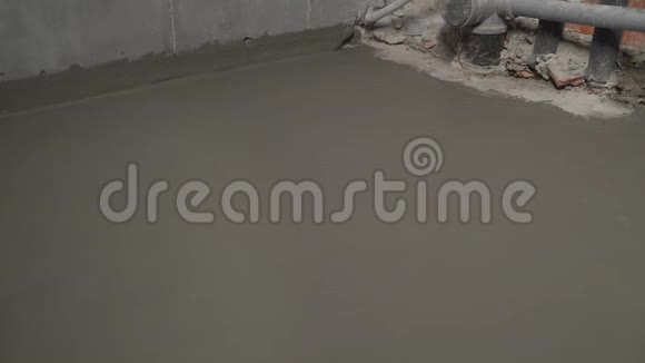 工人用砂浆覆盖混凝土做防水用解决方案对地板进行防水处理视频的预览图