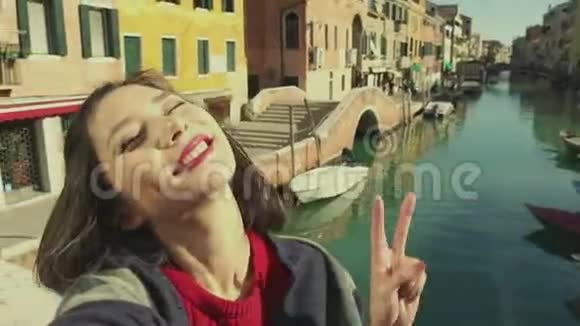 威尼斯的阿西安女人在意大利度假旅行中自拍自画像照片在户外微笑快乐的亚洲女人视频的预览图