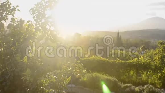 五颜六色的镜头在山坡上的西班牙一个轮廓鲜明的山的镜头有温暖的色调和复制空间视频的预览图