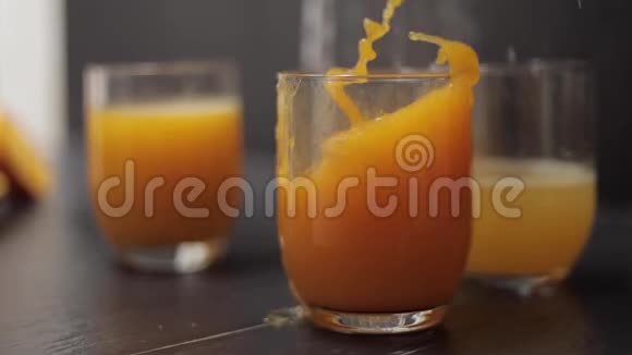用橙汁把冰块倒入杯中慢动作视频的预览图