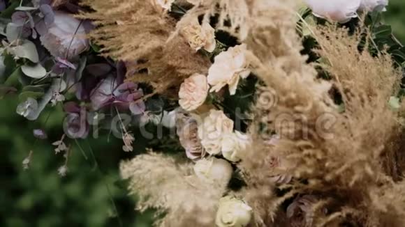 热带岛屿蓝色海洋中白色花朵的婚礼拱门细节结婚典礼视频的预览图