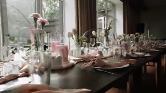 婚宴装饰椅子桌子和鲜花视频的预览图