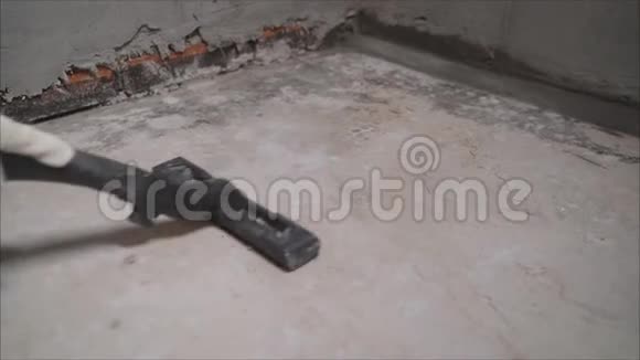 工人吸尘混凝土地板准备地板防水用工业吸尘器进行建筑清洗视频的预览图