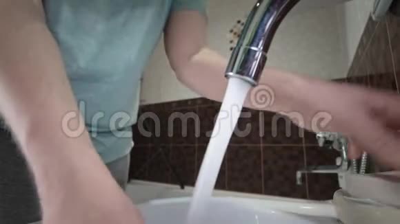 男人洗手最好的方法是在家冠状病毒冲洗水擦肥皂干毛巾关闭SARScov2视频的预览图