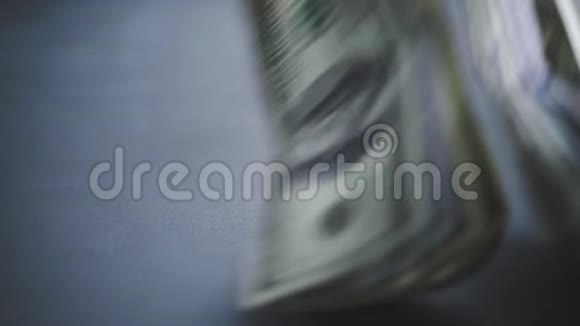 下跌的美元钞票优质下跌美元钞票许多美元正慢慢地落到桌子上视频的预览图