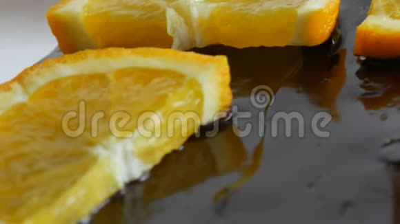 用糖霜和橘子片靠近自制巧克力蛋糕甜的糖尿病食物视频的预览图