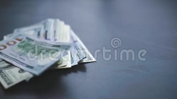 许多美元正慢慢地落到桌子上人扔绿色美国钱美国金融体系视频的预览图