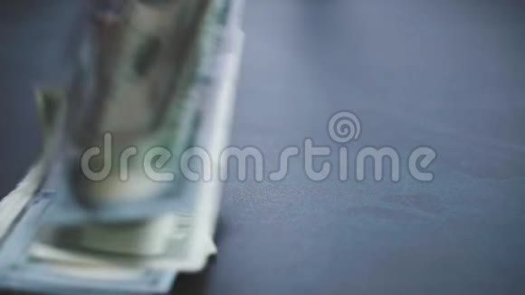 许多美元正慢慢地落到桌子上人扔绿色美国钱美国金融体系视频的预览图