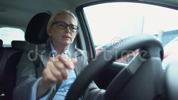 女司机握着方向盘感到疼痛痉挛关节炎视频的预览图