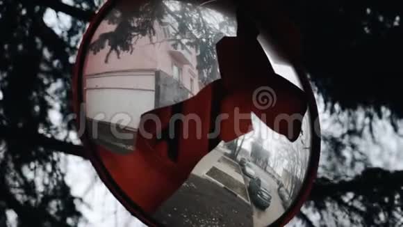 一个破碎的镜子在停车场为驾车者城市环境视频的预览图
