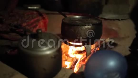 靠近一个旧水壶放在火上的平底锅尼泊尔村视频的预览图