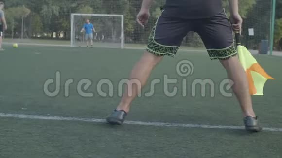 足球比赛中运动员沿着触地线移动视频的预览图