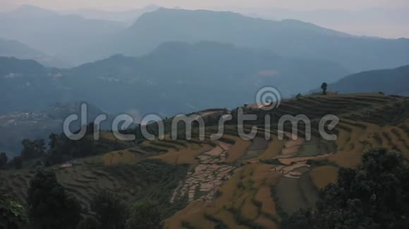 日落日出时从尼泊尔米梯田山上看到美丽的景色多云视频的预览图