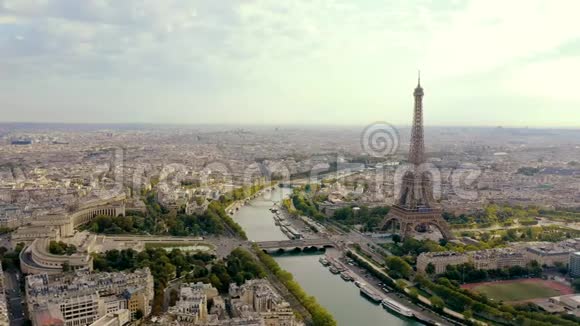 巴黎法国五月2019年空中无人机从上面看到埃菲尔铁塔和塞纳河在历史市中心视频的预览图