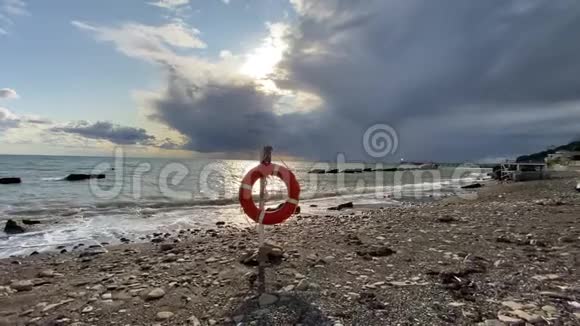 暴风雨的云彩和海浪在海滩上视频的预览图