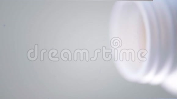 欧米茄3黄金鱼油胶囊旋转背景在白色背景上分离的胶囊和许多其他胶囊上视频的预览图