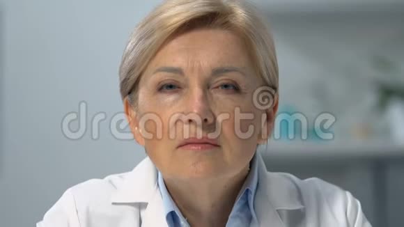 专注的女性治疗师倾听投诉健康检查病人POV视频的预览图