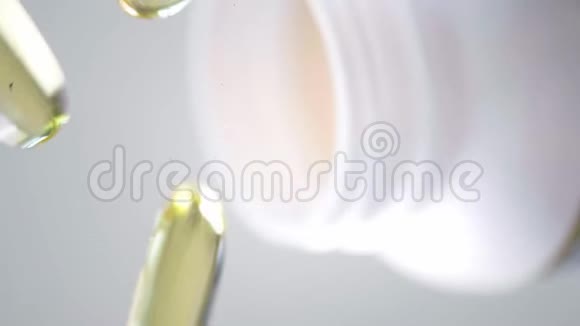 欧米茄3黄金鱼油胶囊旋转背景在白色背景上分离的胶囊和许多其他胶囊上视频的预览图