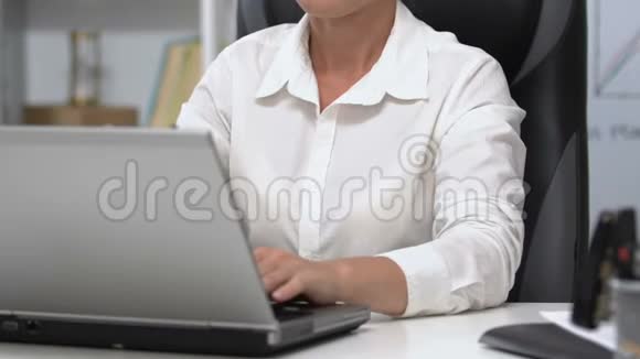 在笔记本电脑上工作的妇女摸肚胃炎问题营养不规律视频的预览图