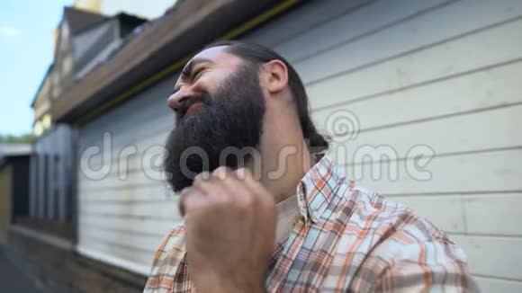 大胡子男性按摩颈部以减轻疼痛肌肉痉挛骨软骨病视频的预览图