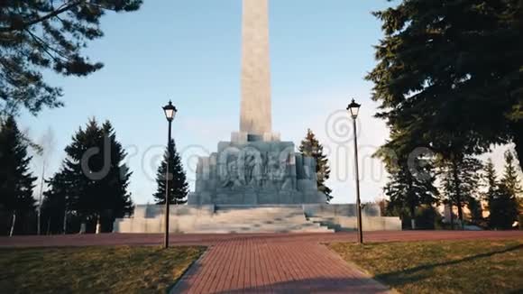 纪念二战受害者的高钢纪念碑视频的预览图