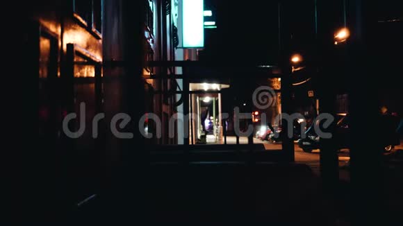 城市的夜街很多人视频的预览图