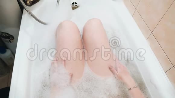 女人的腿可以从泡沫下面的浴缸里看到上面的景色视频的预览图