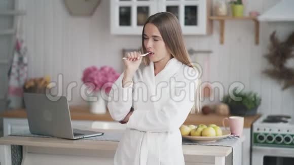 早上穿着浴袍的美女用牙刷刷牙视频的预览图