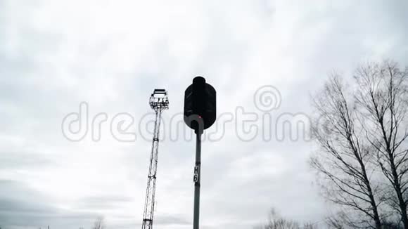 火车站的信号灯在移动中射击视频的预览图