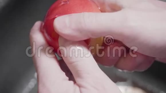 人双手捧着苹果下水在流水下仔细洗关掉自来水避免视频的预览图