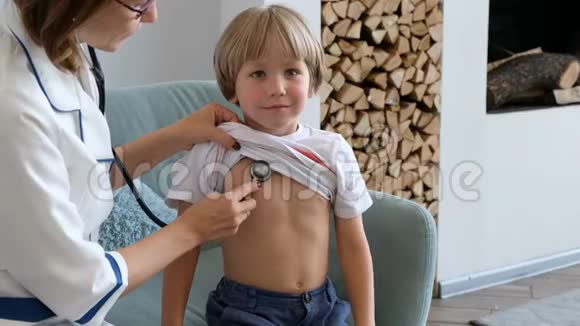 医生的可爱男孩用听诊器做呼吸检查视频的预览图