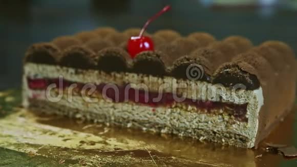 特写镜头集中在一半的原始奶油巧克力蛋糕与果冻夹层视频的预览图