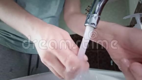 男人洗手最好的方法是在家冠状病毒冲洗水擦肥皂干毛巾关闭SARScov2视频的预览图