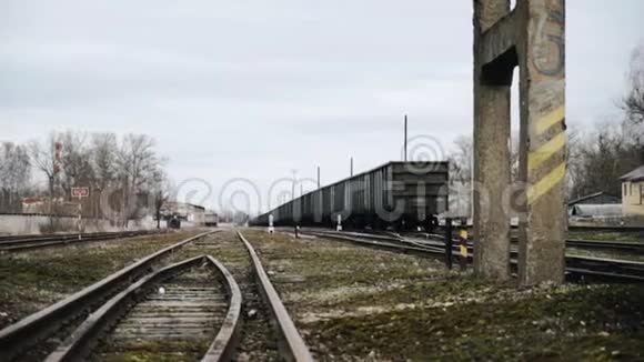 空的铁轨火车站全景视频的预览图