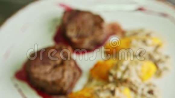 在烤肉片上加酱和土豆装饰的特写镜头视频的预览图
