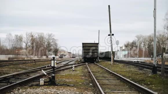 铁路轨道和货车平滑相机运动视频的预览图
