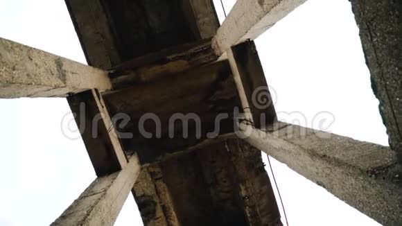 从下面看老桥的高混凝土柱子美丽的视角视频的预览图