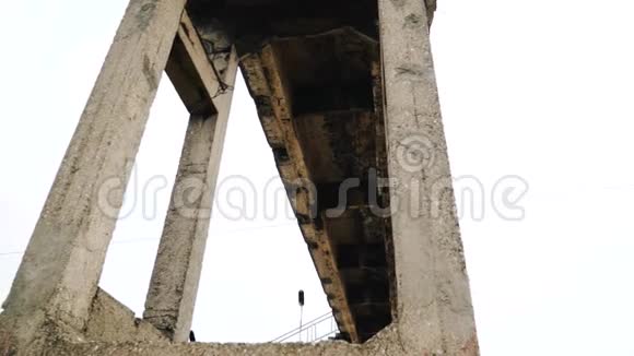 老桥的混凝土柱子镜头在运动视频的预览图