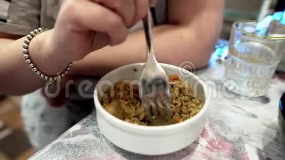 特写一碗米饭女孩吃了一道美味的菜视频的预览图