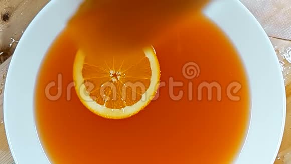 超级慢动作镜头橙色切片掉落溅到橙色视频的预览图