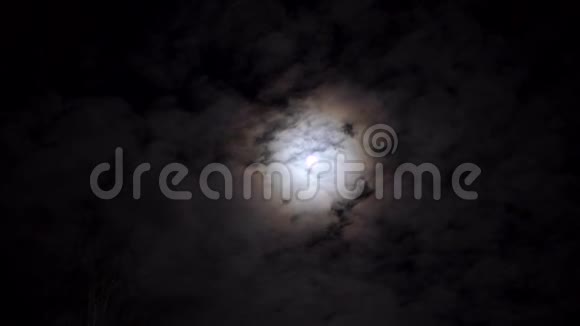夜晚有月亮和云彩的美丽天空视频的预览图